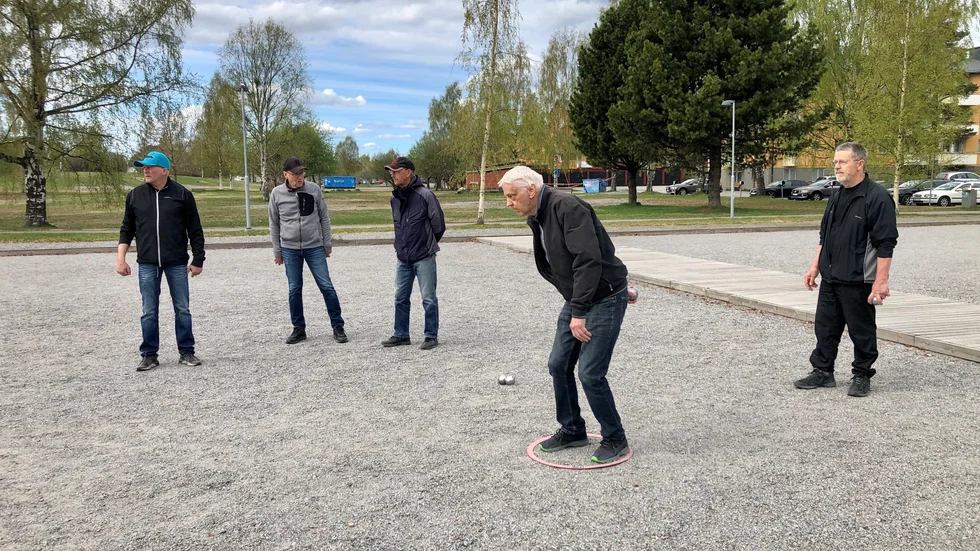 Vännerna känner till andra som återhämtat sig från corona, det känns tryggt, säger de. Från vänster: Åke Wesselheim, Tord Johansson, Arne Väppling, Klas Nilsson och Ola Renström.