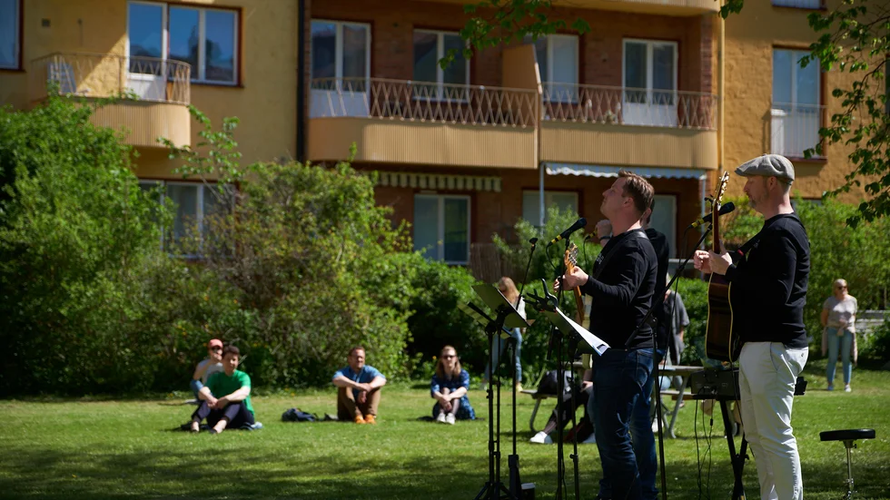 GES i Uppsala? Nej, men väl Daniel Engman (skymd), Lucas Krüger och Aksel Morisse från Uppsala stadsteater. Härom dagen inledde de sin musikaliska turné i Tuna backar.
