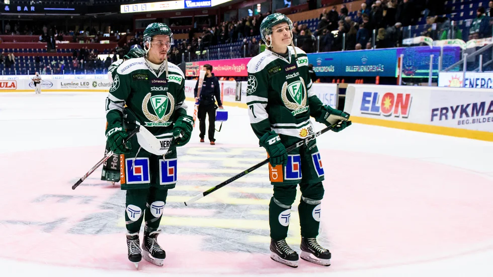 Herman Johansson (höger) lämnar isen tillsammans med NHL-stjärnan Joakim Nygård efter en SHL-match mot Brynäs.