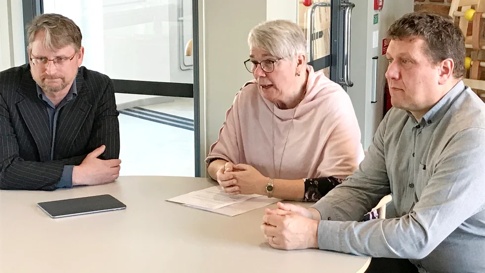 Ärenden till regionstyrelsen anslås inte bara, utan skickas dessutom ut som pressmeddelanden. Detta förleder till att tro att beslut är tagna. Det är viktigt att värna den demokratiska processens gång, skriver Lotta Back (V) med flera. 