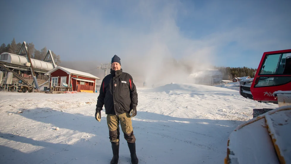 Kåbdalis stänger snart helt efter årets skidsäsong. Nu har de inlett arbetet att spara snö till nästa år. "Det är en stor ansträngning men vi bedömer att det är värt det", säger Johan Gunnarstedt.