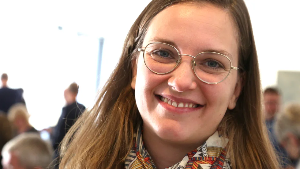 Saga Carlgren från Vänsterpartiet föreslår att regionen ska hjälpa till att öppna en kulturbank. 