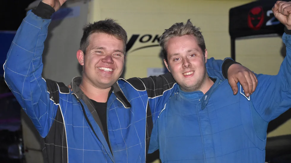 Glada. Markus Hansson och Albert Bengtsson har här precis vunnit partävlingen i höstracet i Vimmerby. 