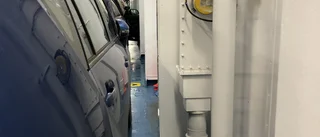 Hon fick klättra ur bilen på färjan 