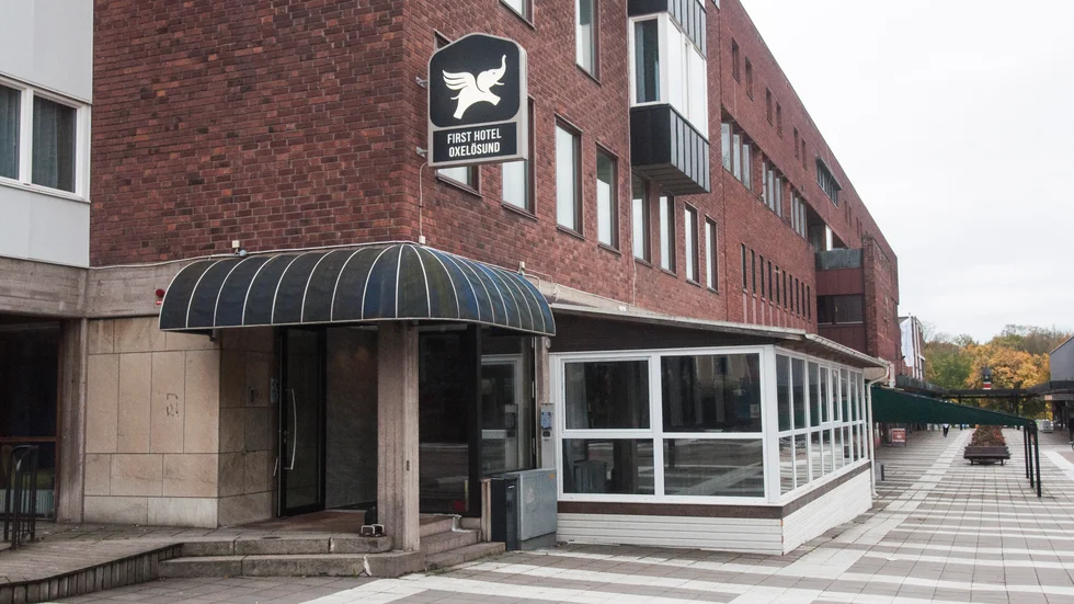 First hotel i Oxelösund hette tidigare hotell Ankaret och har även varit flyktingboende. Nu är det nyrenoverade hotellet till salu.