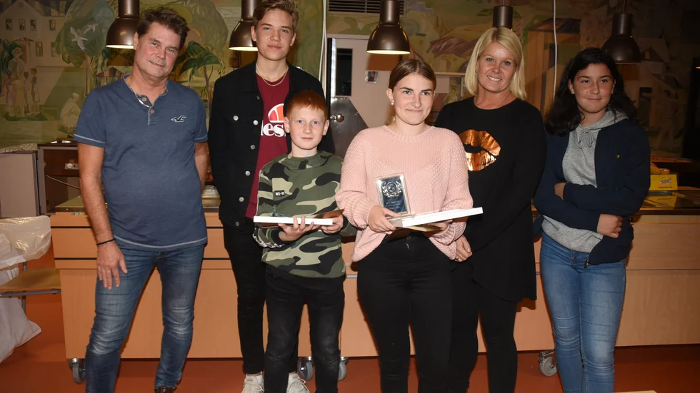 Utdelning av stipendier från Moa Anderssons minnesfond. Fr.v: Kent Andersson, Gustaf Rosander, Wilmer Sjöberg, Felicia Andersson, Carin Närklin Andersson och Edna Ganovic.