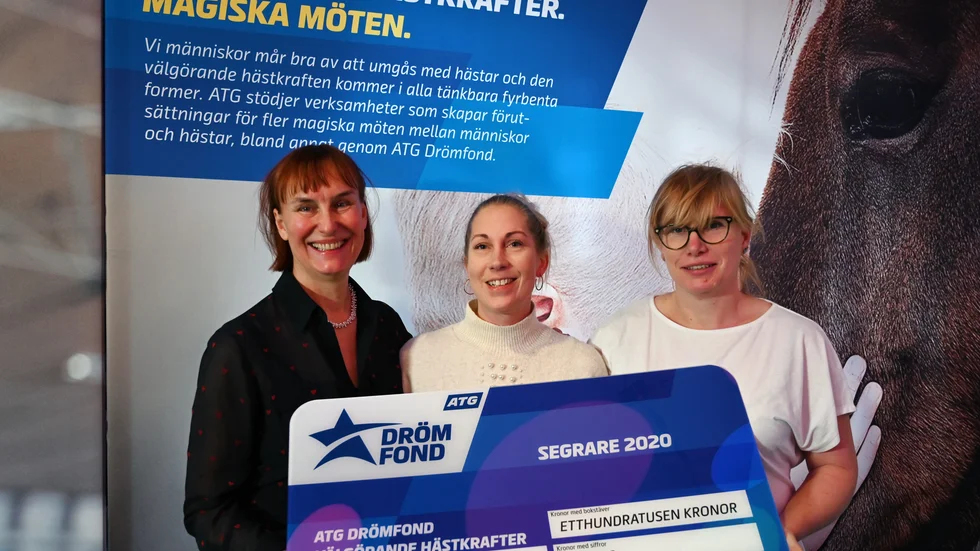 Björbo gård tog emot ATG:s Drömfond under Gothenburg Horse Show i Scandinavium på fredagen. Maria Guggenberger, ATG, tillsammans med Therese Mattson och Erika Sjöberg från Björbo gård utanför Enköping.