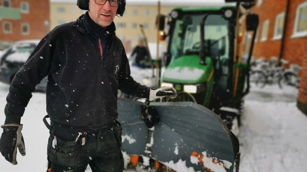 Robert  jobbar i minusgrader, men sitter varmt och skönt i plogbilen.