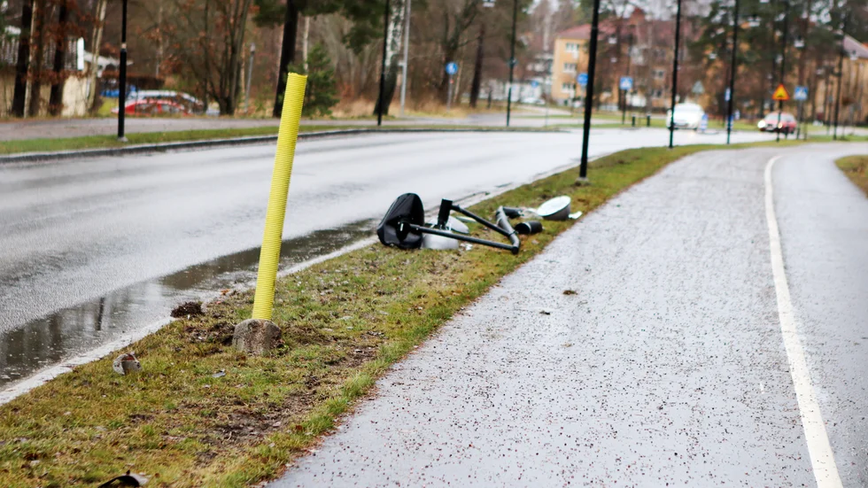 Efter fredagkvällens singelolycka ligger belysningsstolpen som föraren krockade med som ett plockepinn utmed Eriksbergsvägen.