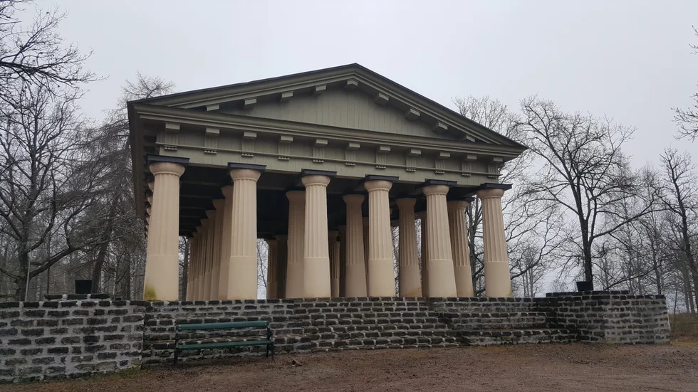 Templet vid engelska parken i Söderfors har blivit utsatt för skadegörelse vid flera tillfällen på senare tid. Även andra platser på orten har blivit utsatta för skadegörelse.