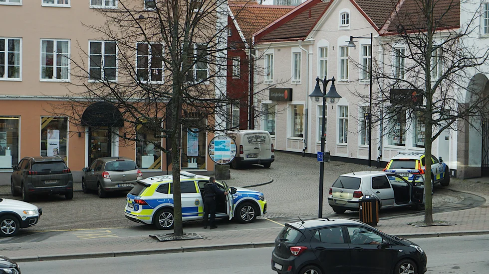 En man i 20-årsåldern misstänks för brott mot knivlagen, drograttfylleri, narkotikabrott eget bruk samt innehav. 