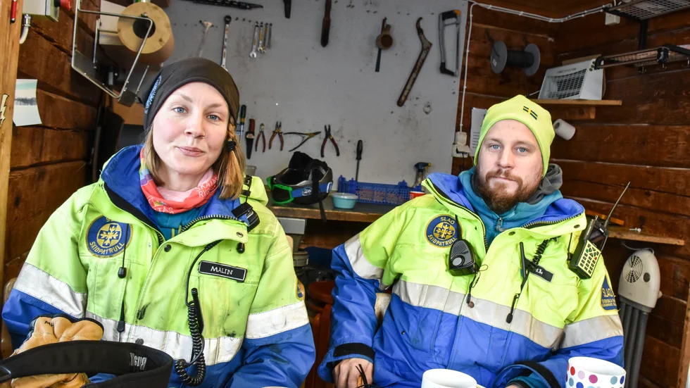 Malin Hagberg, som är med i skidpatrullen och lavintekniker och Erik Lidström, driftsansvarig för skidområden i Björkliden och Riksgränsen, ser till säkerheten på skidområdet.