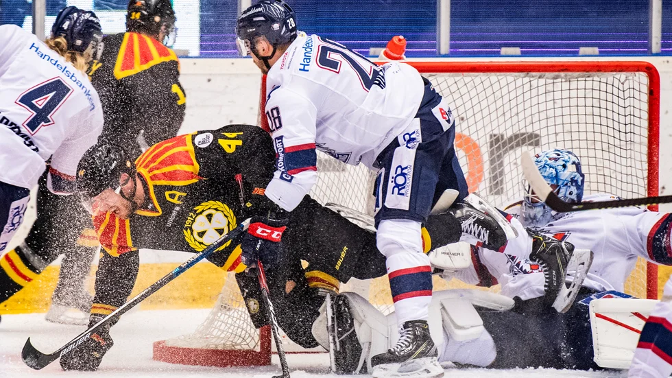 Duell framför LHC-målet.