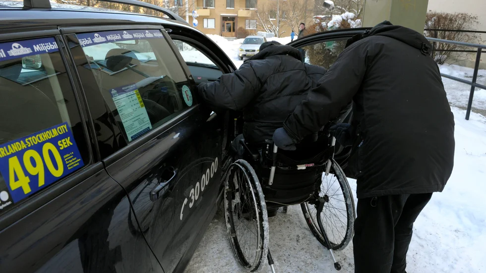 "Månadskort plus har gjort resandet mer rättvist och jämställt. Nu vill den borgerliga alliansen tillsammans med Sverigedemokraterna ta bort den möjligheten".