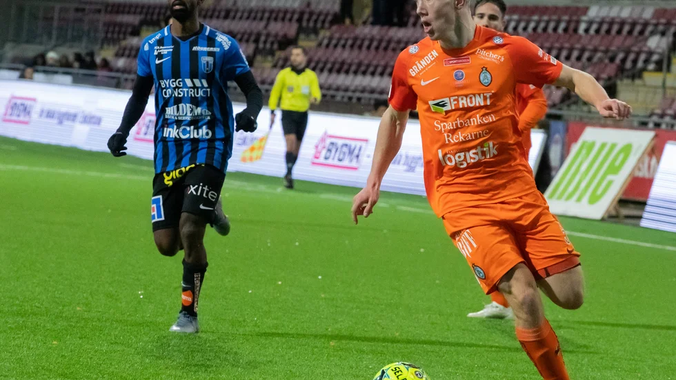 Gustav Jarl som gjorde en bra allsvensk säsong blir troligen kvar i klubben även när det blir spel i Superettan 2020.