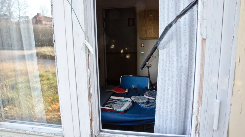 Vid flera av Solbackas byggnader finns tydliga tecken på inbrott och kopparstölder.