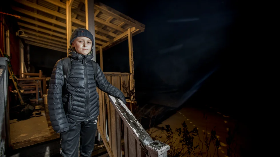 Oscar Hansson, 12 år, får från och med denna höst skolskjuts endast tre dagar i veckan hem från skolan. "Det är lite jobbigt när det är mörkt och kallt", säger han.