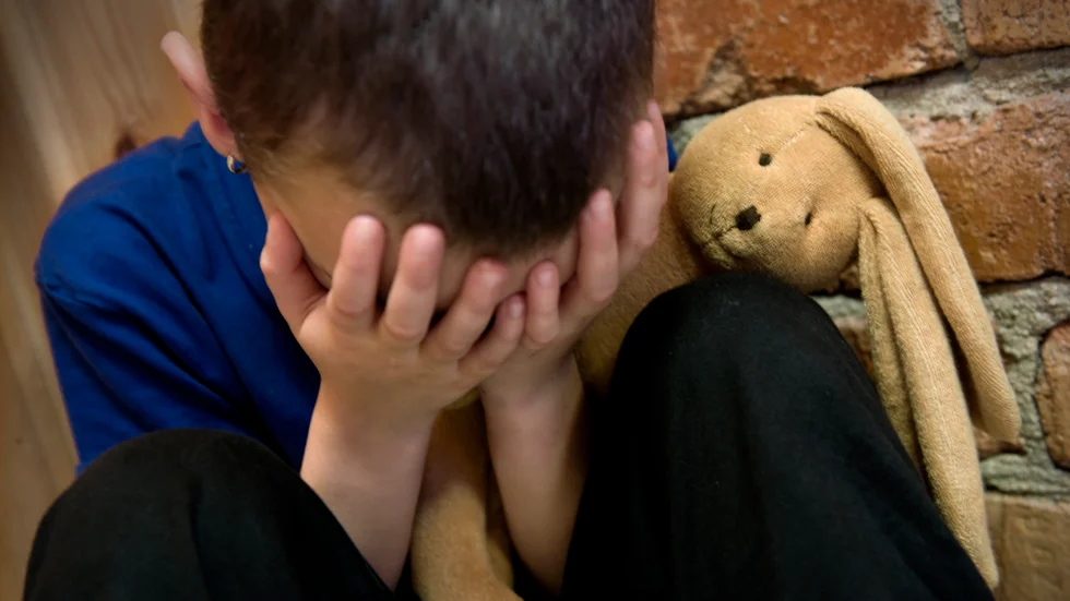 Insändarskribenten menar att  bakom majoriteten av vårdnadstvister är orsaken våld och sexuella övergrepp mot kvinnor och barn.