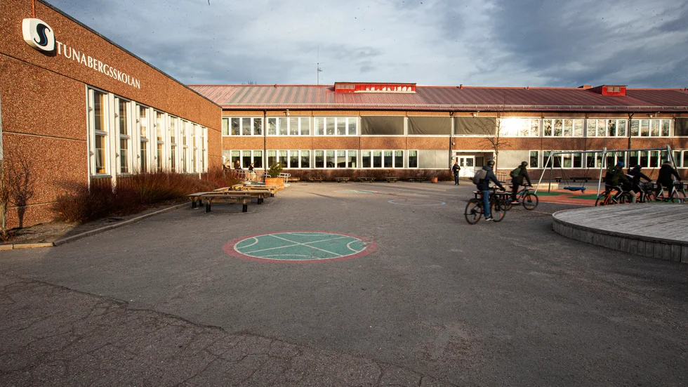 Tunabergsskolan har haft problem med stök och incidenter, säger föräldrar. Visst, men inte mer än på andra skolor, säger rektor och skolchef, som i stället lyfter fram arbetet med polis och socialtjänsten.