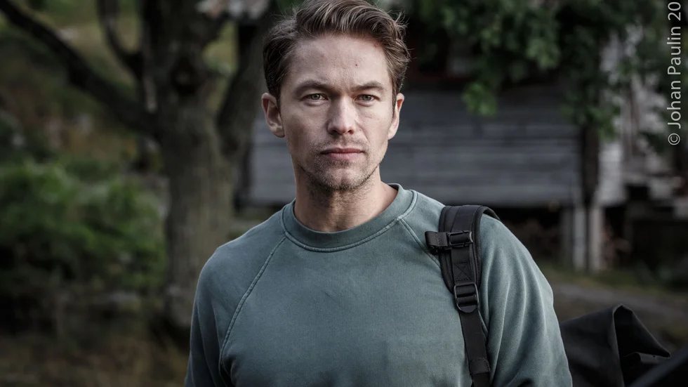 Jakob Oftebro är den sjätte skådespelaren i ordningen som gestaltar Jan Guillous hjälteagent Carl Hamilton. I tv-serien "Hamilton" har handlingen förlagts till samtid.