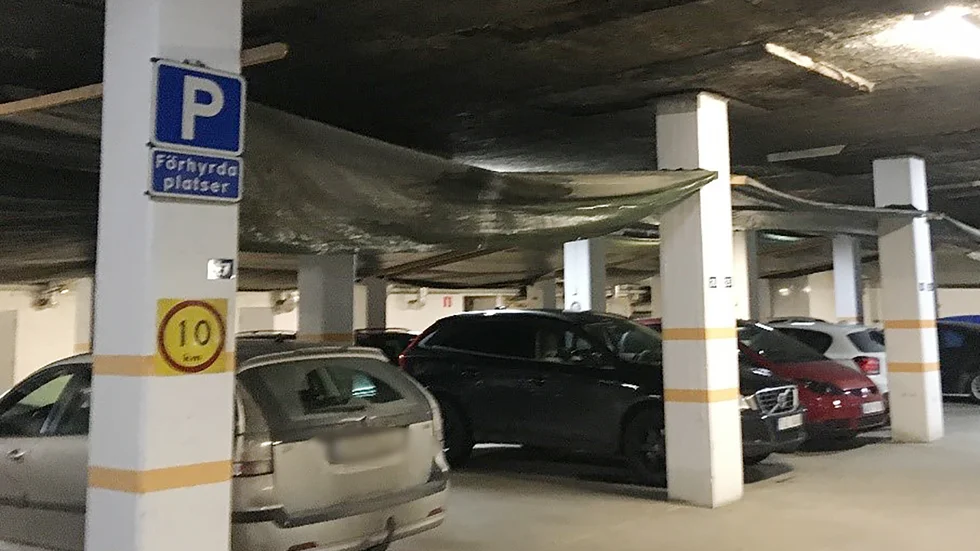 Presenningarna i plastmaterial som skyddar bilarna från inläckande vatten var tänkta som en tillfällig lösning. 