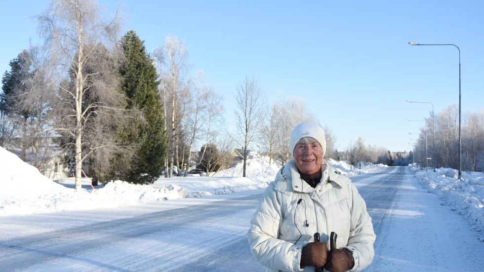 Annika Lundström har bott på Hertsö ängar sedan 1975 och stortrivs. Hon tror att bostadsområdet kommer att bli populärare när Hertsöfältet blir industriområde.