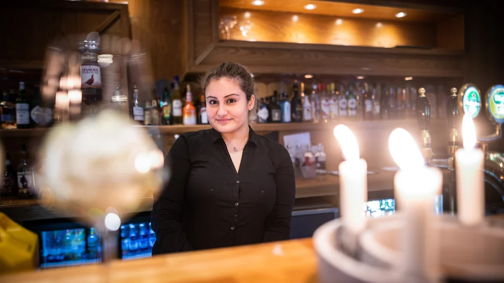 Lollo Karadaghi är bartender på Stattshörnan, som är en av många krogar som håller öppet på årets hemvändarkväll på juldagen. 