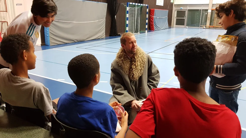 Kommunstyrelsens ordförande Jacob Högfeldt (M) presenterade sig för de fotbollsspelande ungdomarna i Thomas arena.