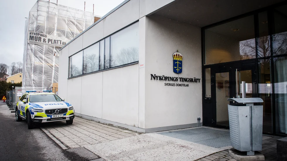 Nyköpings tingsrätt släppte kvinnan efter fredagens förhandling. 