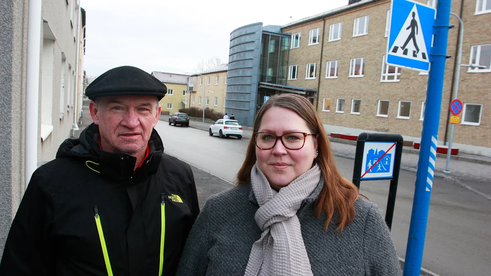 Thomas Ledenvik och Ann-Sofie Svedberg representerar Kristdemokraterna i Flen som vill stänga av Storgatan i höjd med Stenhammarskolan under skoltid på grund av den rådande trafiksituationen.