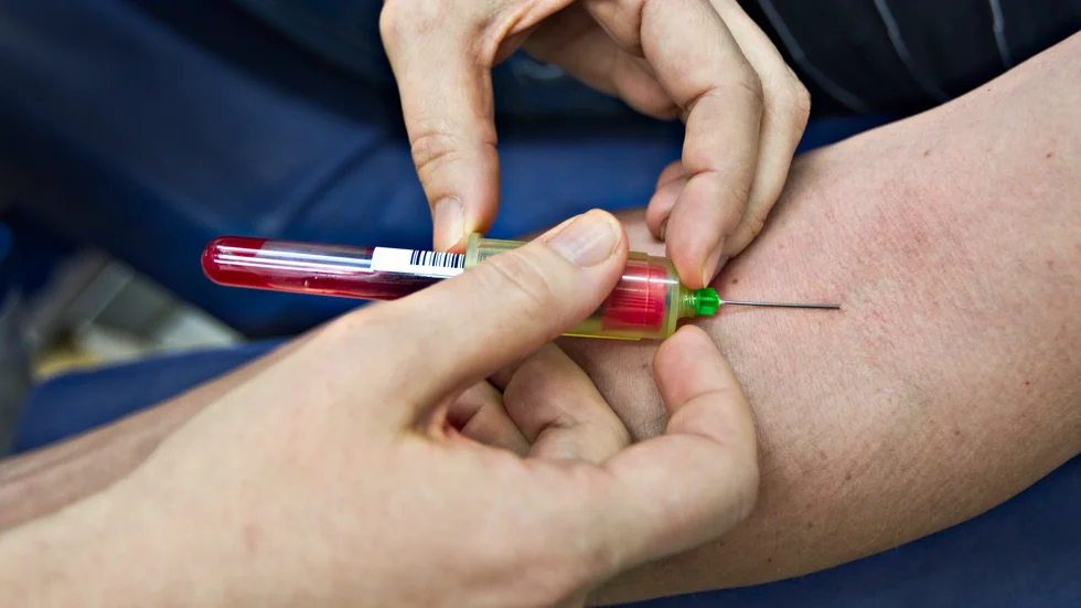 En läkare i Uppsala kritiseras för att inte omgående ha skickat en patient till en specialist på blodsjukdomar. Det visade sig senare att personen led av två allvarliga blodsjukdomar.