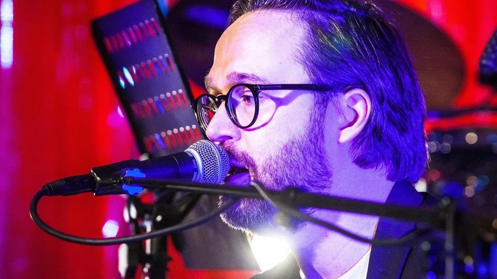 I helgen släppte Håkan Lindholm sitt nya album "Natt på latin". Bland hans tidigare album syns "Låt Mig Vara Naiv" (2016) och "Pojke Med Pistol" (2010).