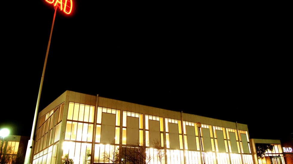 BAD-skylten som vakar över Luleå har med åren blivit en klassisk syn och den är, precis som resten av Pontusbadet, byggnadsminnesförklarad.