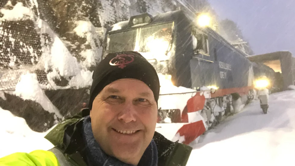 Jonas Sjöstedt (V) blev fast i Narvik under tisdagen. I ett inlägg på Twitter skrev han: "Några decimeter nysnö i Narviks malmhamn. Lite oklart när vi kan åka åter mot Kiruna pga lavinen". 
