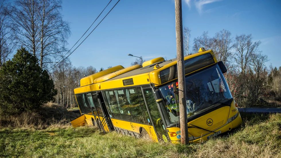 Bussen hamnade i diket.