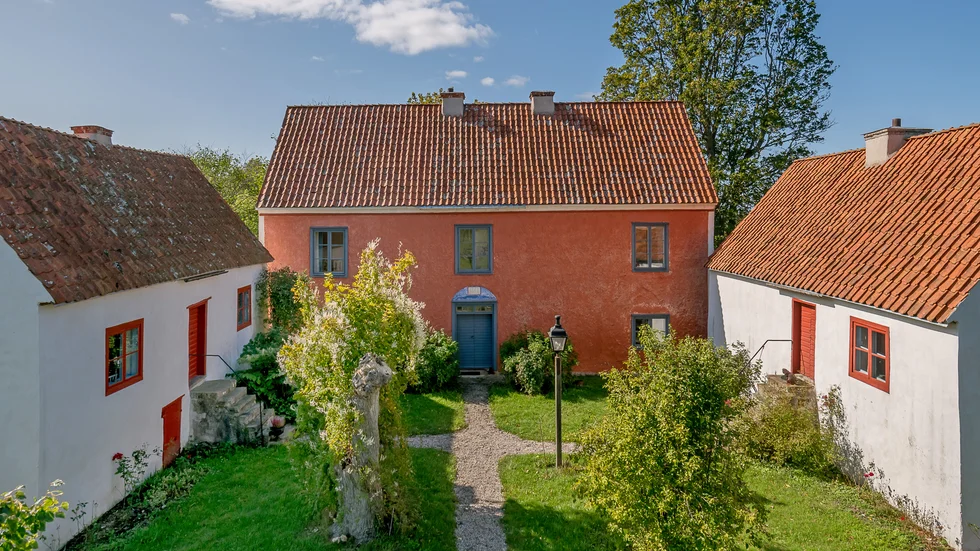 Alla byggnaderna byggdes inte samtidigt utan allt eftersom. 