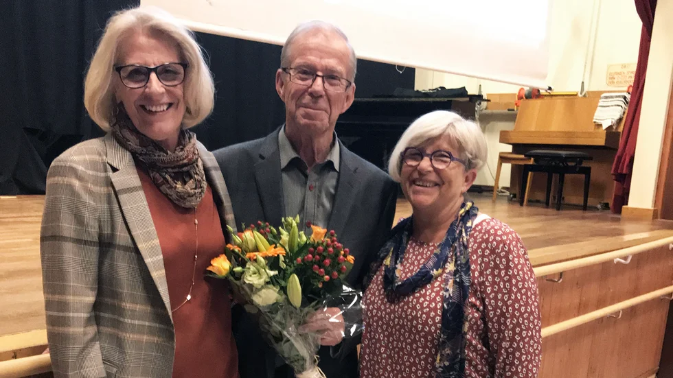 Från höger ordförande Monica Hallgren, föredragshållaren och transplantationskirurgen Jan Wahlberg samt vice ordförande Gerd Ferger.
