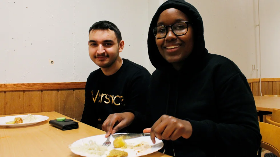 Daniel och Sarah går i årskurs nio och tänker att vegetariskt är såväl nyttigt för kroppen som bra för skolans ekonomi.