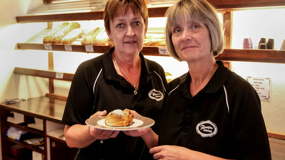 Britt-Marie Pettersson och Carola Pettersson vid Tammerfors konditori räknar med att sälja omkring 1000 kanelbullar under kanelbullens dag som firar 20 år i år.