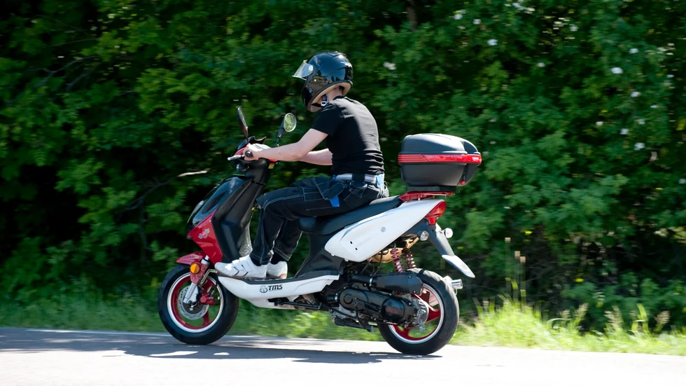 "EU-moppen" var trimmad. Men 15-åringen frias eftersom han inte kände till att den var ombyggd och klassad som motorcykel. OBS: Personen på bilden är inte den person som omnämns i texten.