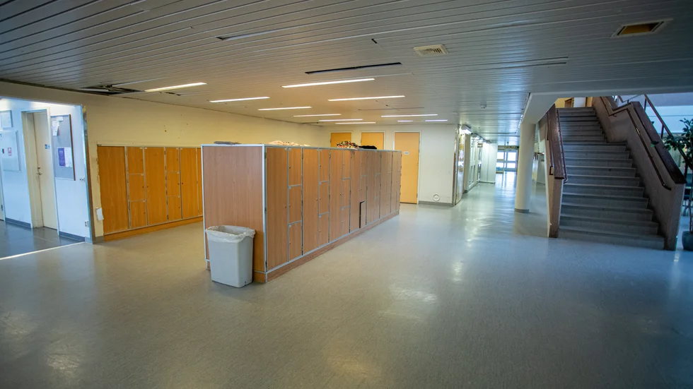 Korridorerna står helt tomma på Bokenskolan, som är en del av Lapplands gymnasium.