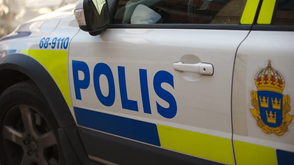 Två personer satt i bilen som stoppades av polisen och båda misstänks för flera brott.