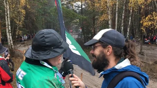 Håkan Eriksson intervjuas av Helagotland.se:s Simon Bendelin vid Hästskon. 