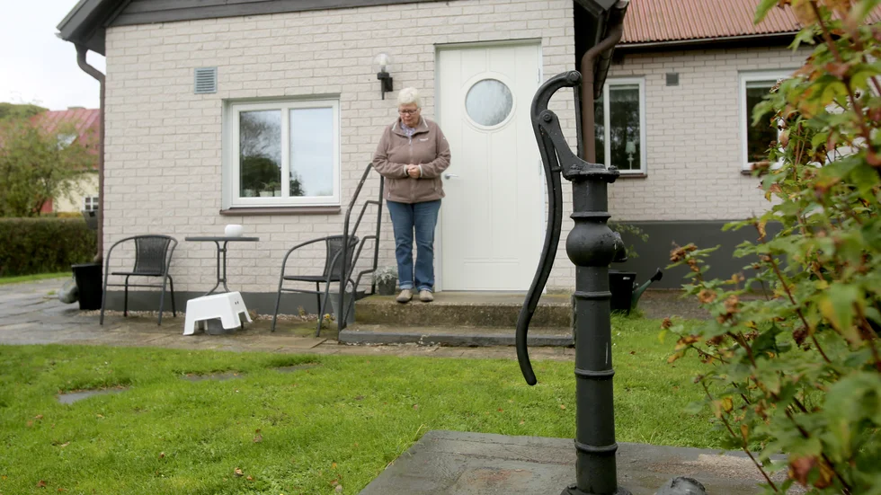Gunn Nilsson i trädgården på tomten som redan fått känna på havets kraft och föränderlighet.