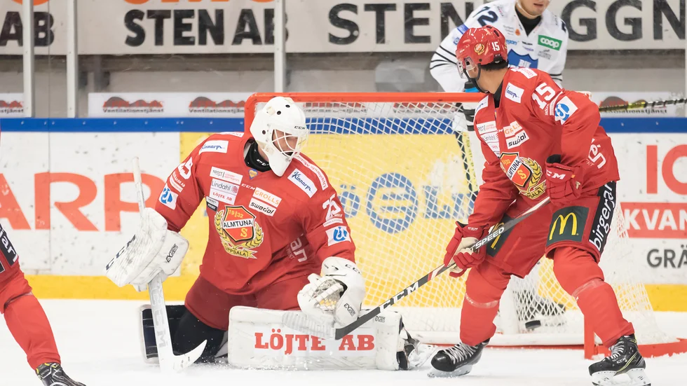 Almtunamålvakten Jesper Eliasson konstaterar att pucken har smitit förbi honom och in i nät.