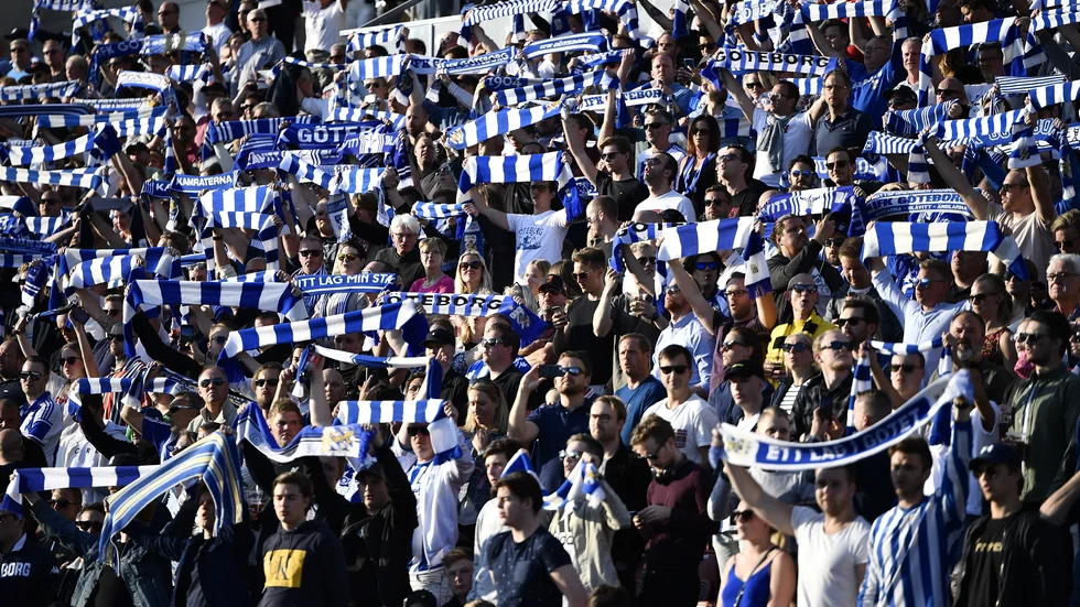 Göteborgssupportrar under en allsvensk match mot AIK förra säsongen. I år får fansen vänta till i sommar – minst – på att serien ska starta. Arkivbild.