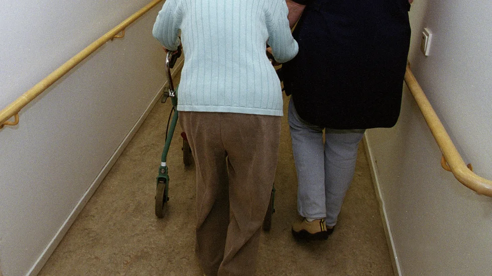 Det är viktigt att inte glömma språkets betydelse för arbete inom äldreomsorgen, menar skribenten.