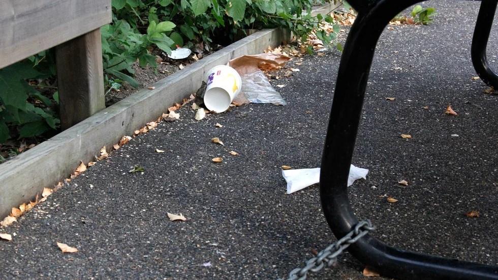 Istället för att reta sig på att andra slänger saker omkring sig, plocka upp dem.