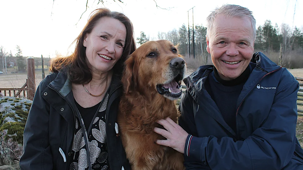 Woody i en miljö där han trivs allra bäst, utomhus och omgärdad av matte och husse, Anna och Clas Jensen.