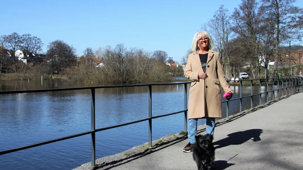"Det behöver inte vara stora saker som gör att man trivs med livet", säger Agneta Aldén, som går långa promenader med hunden Bella varje dag. 